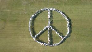 Oberschüler setzen Zeichen für Frieden