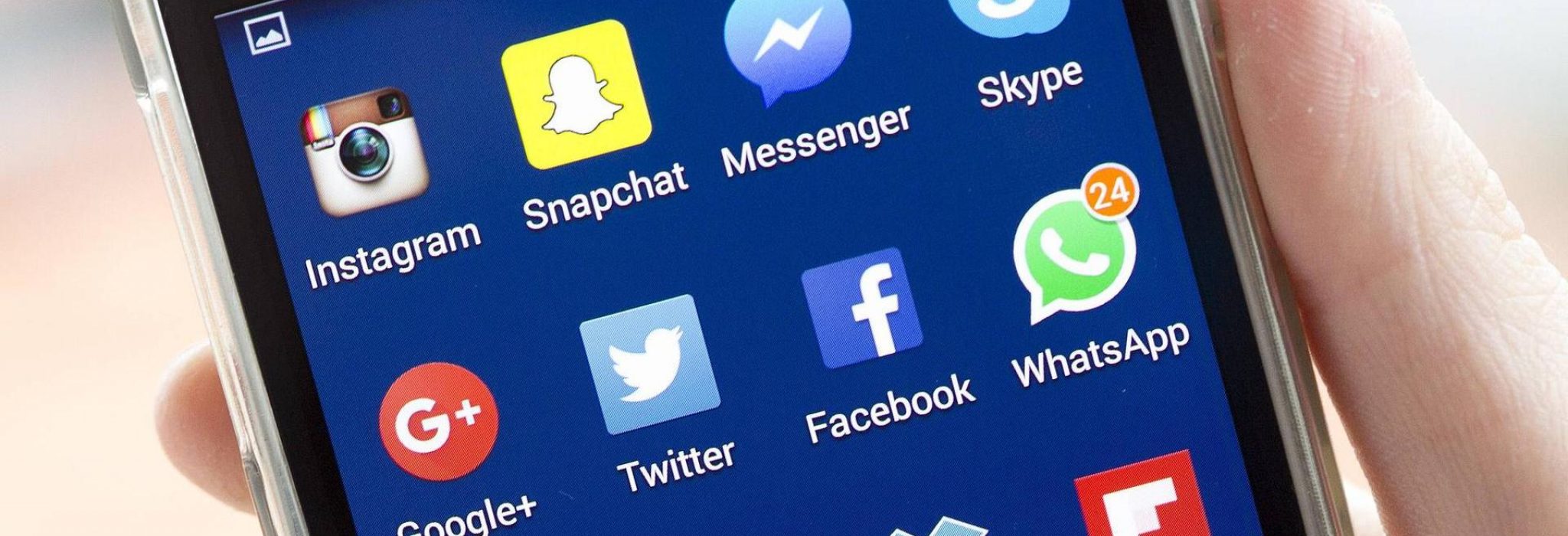 Winden Themenbild - Soziale Netzwerke, Kommunikation, Apps Soziale Dienste auf einem Handy, Threema, WhatsApp Eine Hand, Finger halten ein Samsung Handy mit Startseite Symbolbild, Themenbild, Featurebild Copyright: Fleigx/xEibner-Pressefoto EP_dfg

winds Theme image social ones Networks Communication Apps social ones Services on a Handy Threema Whatsapp  a Hand Fingers hold a Samsung Handy with Home Symbol image Theme image Featurebild Copyright Fleigx  Press photo EP_dfg